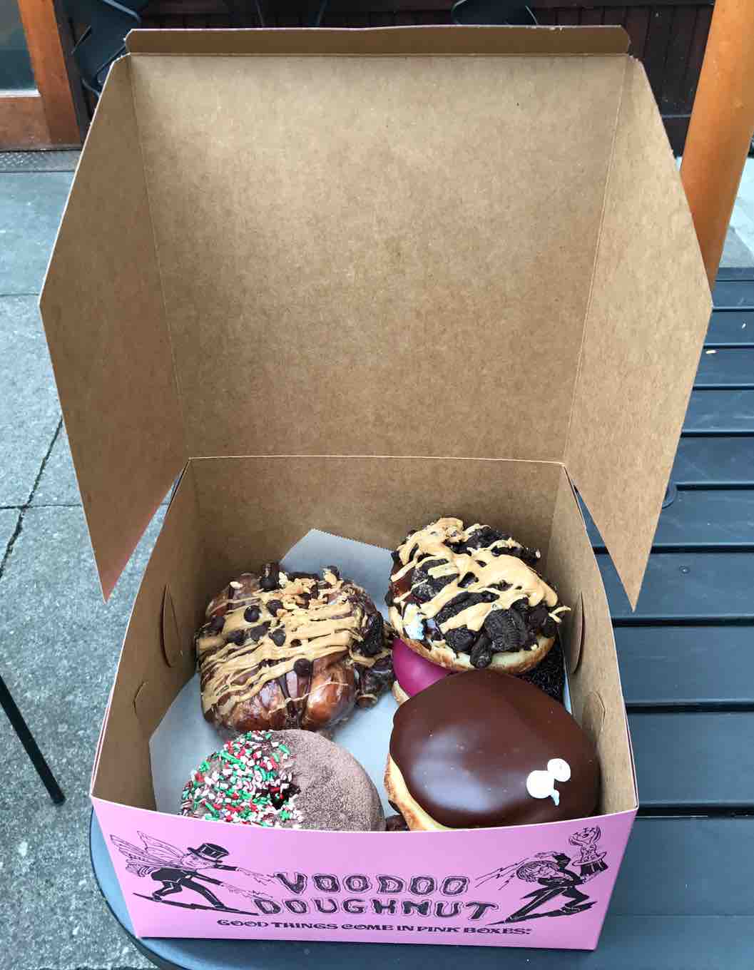 voodoo-doughnuts-portland-tourists