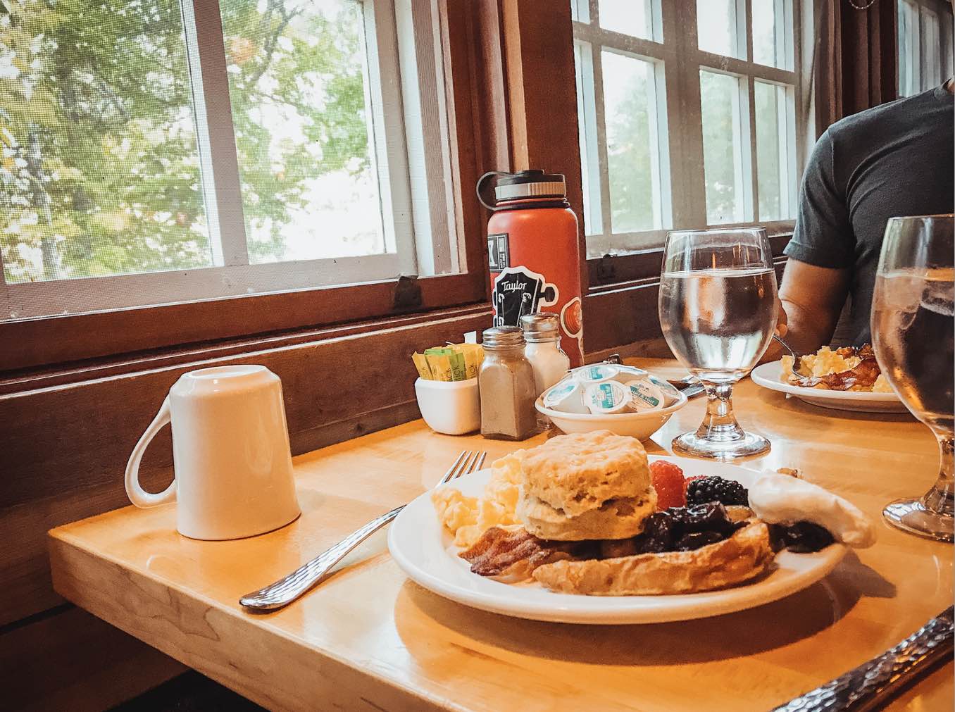 glacier_russells-breakfast-lake-mcdonald