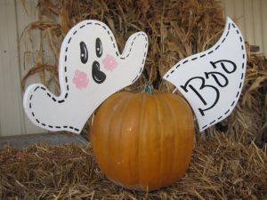 October yard ideas with ghosts
